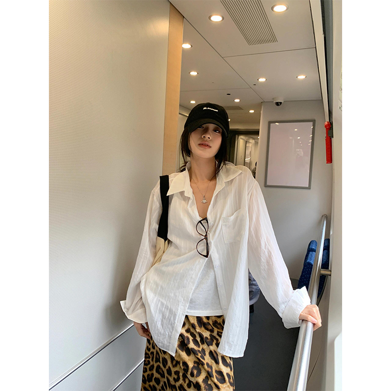 Summer New Style White Cotton and Linen Sun Protection Shirt for Women, Loose and Relaxed Long-Sleeved Linen Air-Conditioning Shirt with a Relaxed Feel