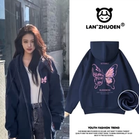 Бархатная темно-синяя розовая фиолетовая бабочка с расправленными крыльями_KB