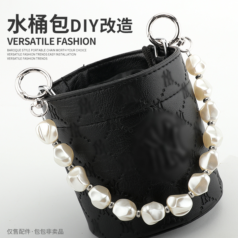 Pearl Chain Shoulder Bag Crossbody Bag Paired with a Pearl Handbag with Accessories Decorated with a Heart-Shaped Pearl Chain Pearl Chain Shoulder Bag Crossbody Bag Paired with a Pearl Handbag with Accessories Decorated with a Heart-Shaped Pearl Chain
