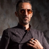 Doom, чтобы взять повара с коротким -легким и воздушным отелем отель Catering после того, как шеф -повар работал мужской заказ логотип