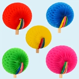 Рука -Обращение разноцветных фанатов танцевальных реквизитов с цветочным мяч