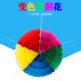 Рука -Обращение разноцветных фанатов танцевальных реквизитов с цветочным мяч