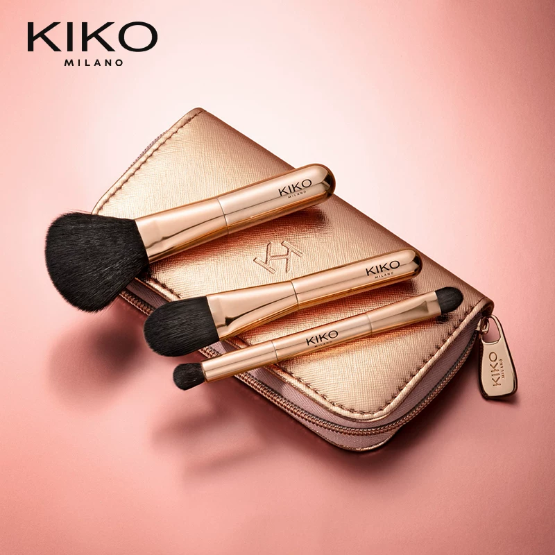 Golden brush for traveling, eye shadow, handheld face blush, Italy