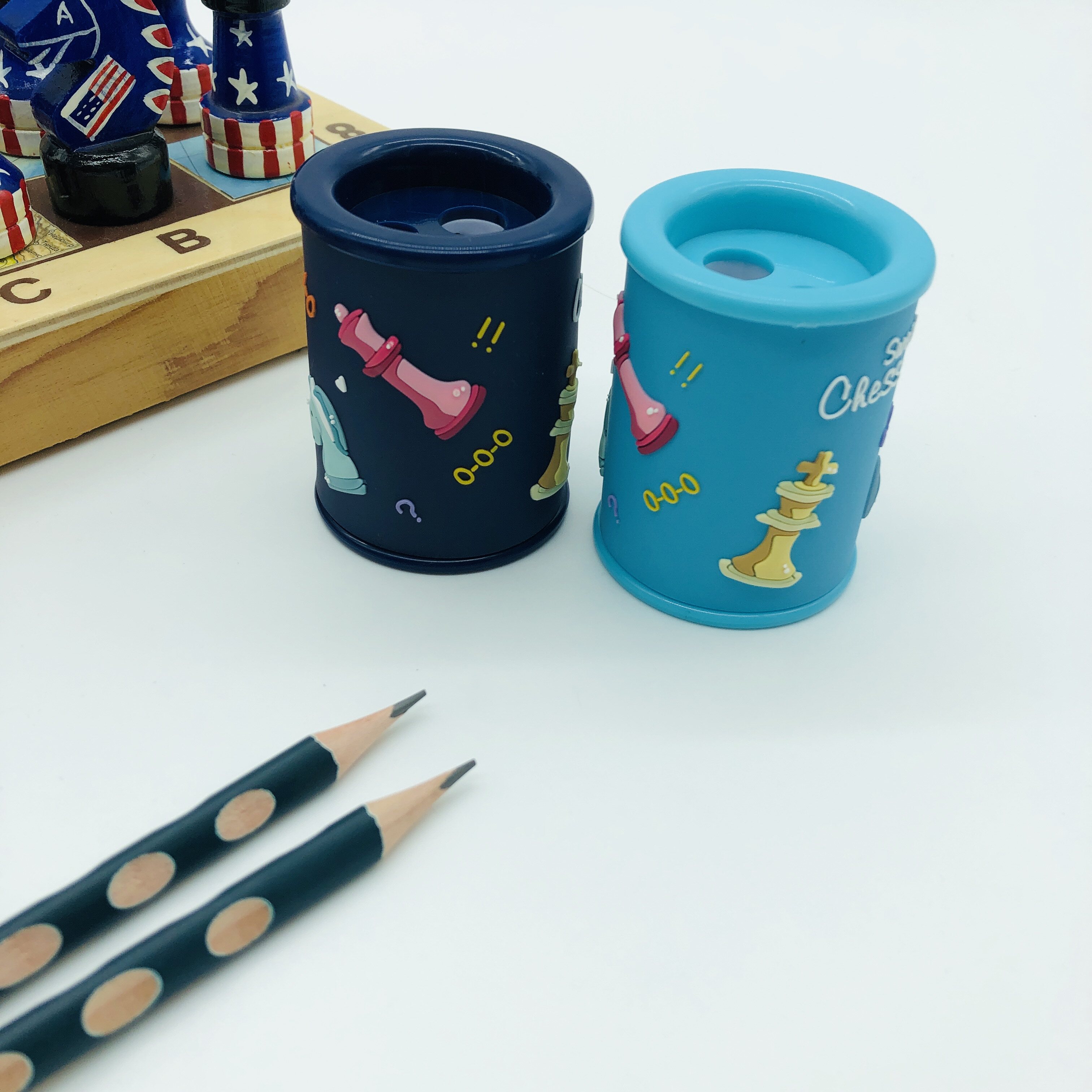 Good Chess chess roller sharpened pencil sharpened pencil knife with large capacity pen scraps box sharpened pencil sharpeners