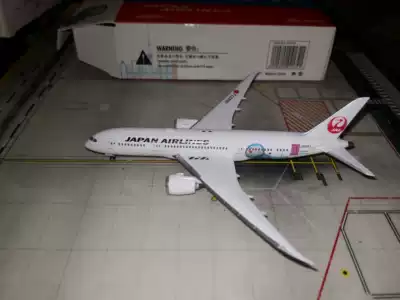 Out of print Phoenix Japan Airlines jal B787-8 JA837J robot cat painted 1:400