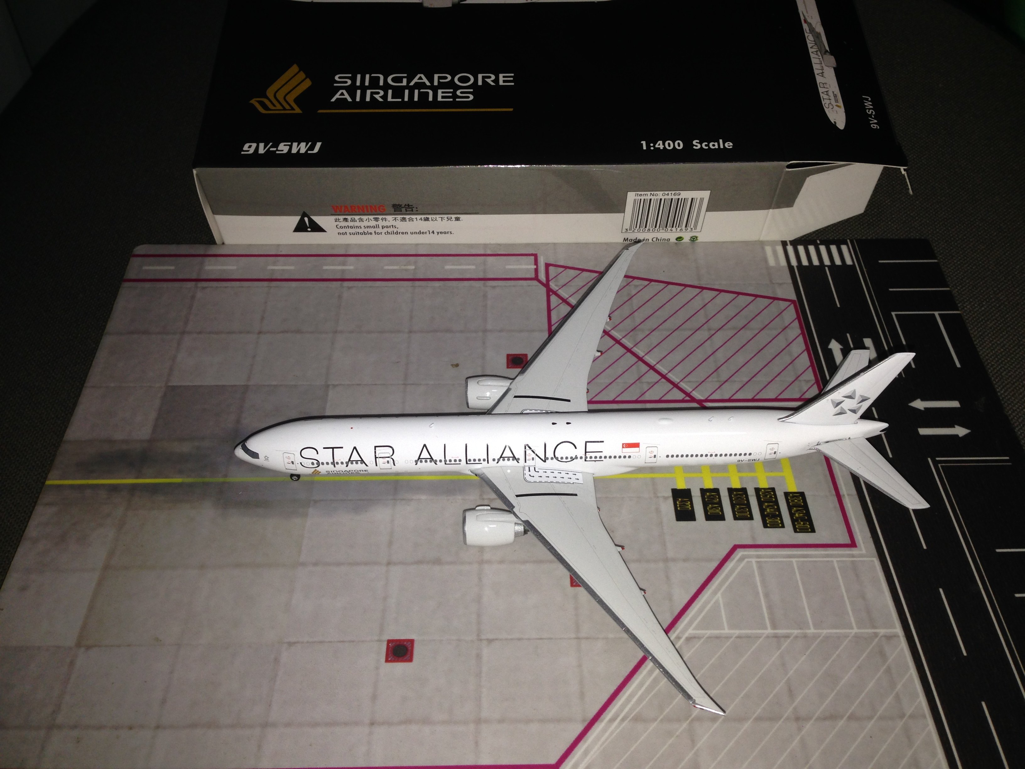 The Jedi Phoenix Singapore Airlines B777-300ER 9V-SWJ white stars 1:400