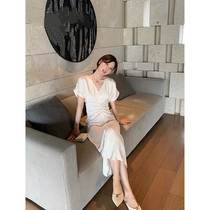 Chaebol expensive Miss Lady Grace Acetate Pendant with a slim fit slim fit dress and dress.