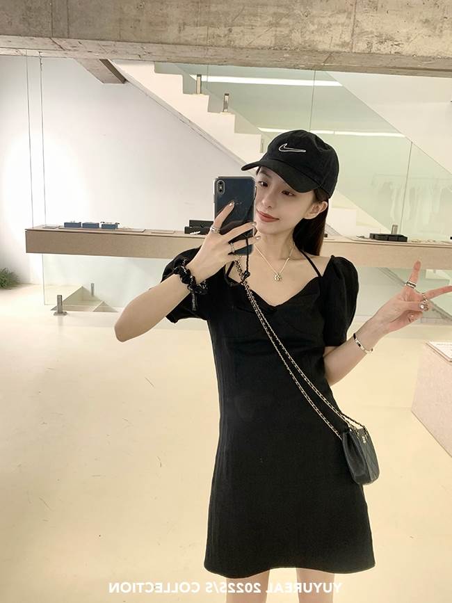 2022 Korean version of the new women's fashion trendy 100 hitch-style minimalist pure pure desire to make a beautiful day with a small short skirt