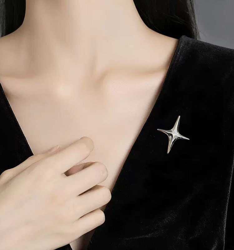 Silver Cross Star Metal Suit Brooch for Women, New Autumn Style, High-End Niche Design Starburst Pin, Trendy