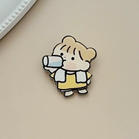 Маленькая девочка питье вода (желтая)