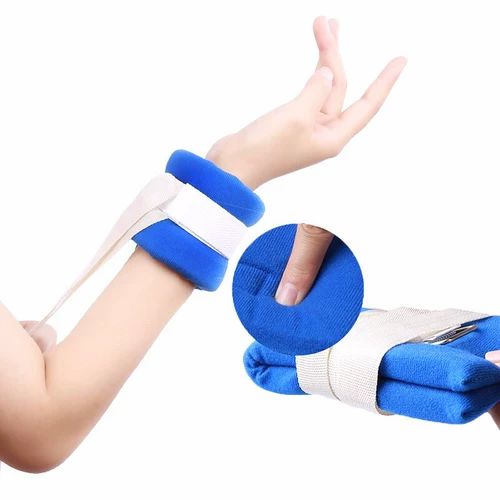 Медицинские ограничения конечностей с запястьями и лодыжками исправляют пожилых пациентов в сдержанности, защите, контроле и царапин