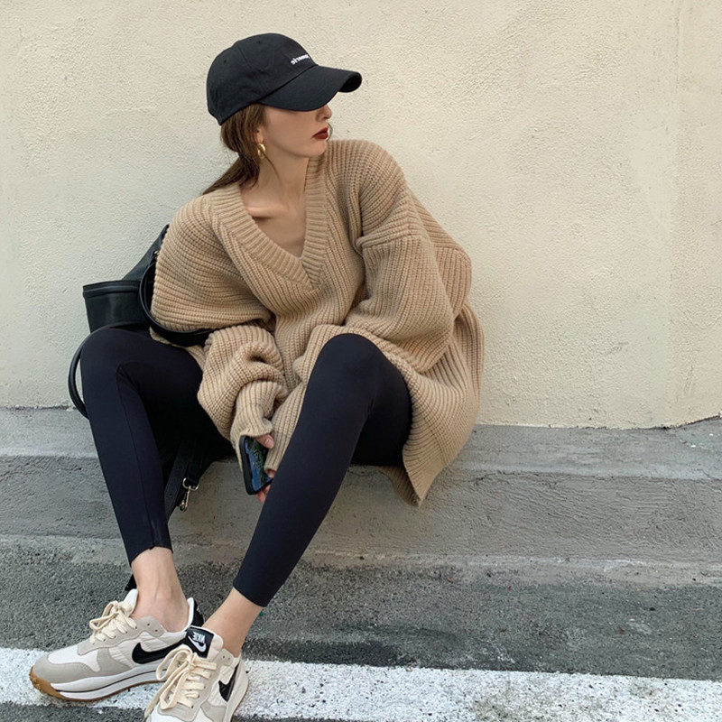 V-neck sweater women's loose and lazy thickening winter new all-match mid-length knitted sweater black underwear trousers