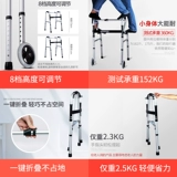 Старик по оказанию помощи костылем четыре фута складывают вспомогательную прогулочную дорогу с ограниченными возможностями.