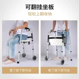 Старик по оказанию помощи костылем четыре фута складывают вспомогательную прогулочную дорогу с ограниченными возможностями.