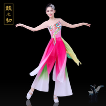 The new classical dance plays out the womens flutter fan dance and fresh and elegant Chinas folk dance costumes and dances