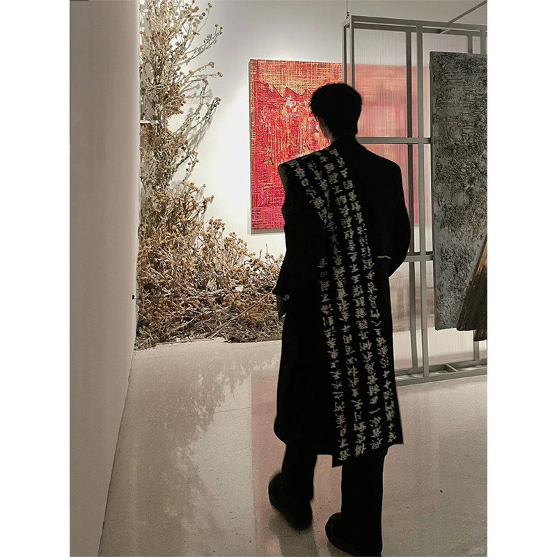 Harhの中国風黒白スカーフは、男女兼用で、コートとの相性も抜群。高級感があり、暖かく、冬のカップルにもぴったりのスカーフです。