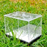 Выставочная коробка Три -летняя старая магазин более 20 цветов размера, полная высокая прозрачная мультипликационная кукла окружающая пылевые коробки может настроить модель ручного хранения