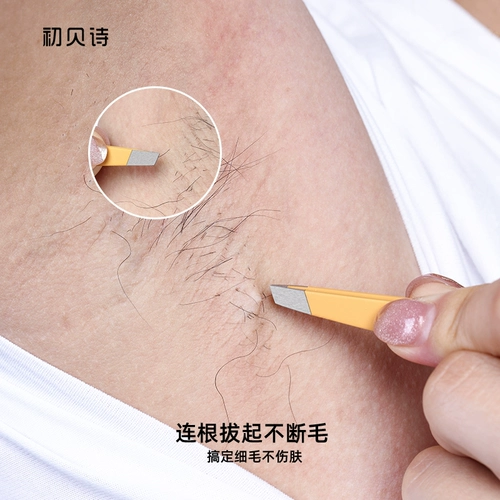 Лицо, выщипывающее клипы, ручная пинцера