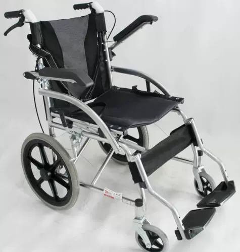 Старые инвалидные коляски складывают легкие стулья, нажимают небольшое ручное пожилое вращение с ограниченными возможностями.