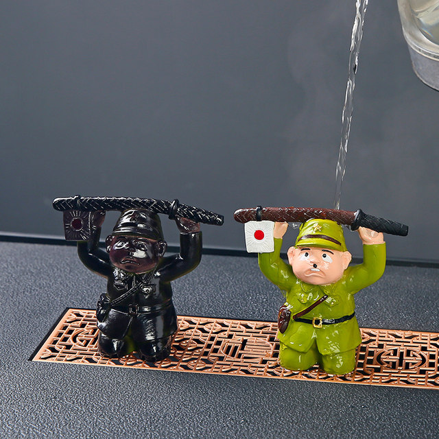 Light Luxury Ornament Japanese Soldier Kneeling Surrender Color-Changing Tea Pet Ornament Tea Table Tea Tray Decoration Stress-Relief Ornament