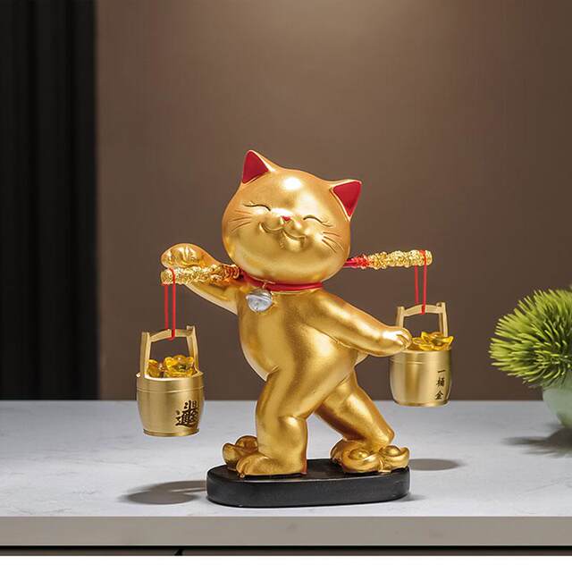 Light luxury ornaments, a bucket of gold lucky cat ornaments, new Chinese style daily gold doujin home accessories, high-end housewarming gifts