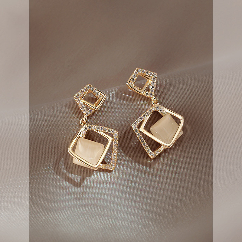 Geometric Earrings Woman Temperament senior atmospheric cat eye stone pendant ear pin 2021 New wave advanced sensation