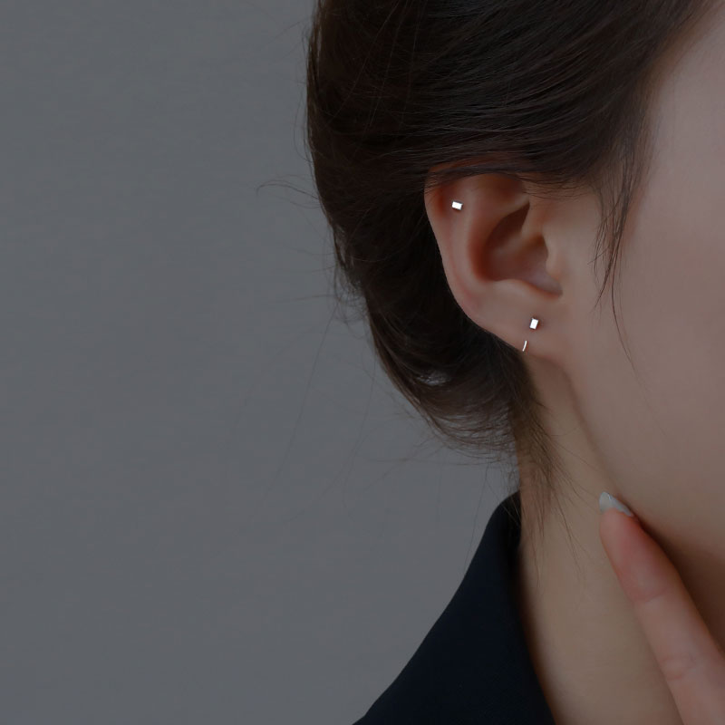 Ear acupuncture female summer sterling silver ear hole temperament simple 2021 new trendy small and exquisite earrings high-end cold wind