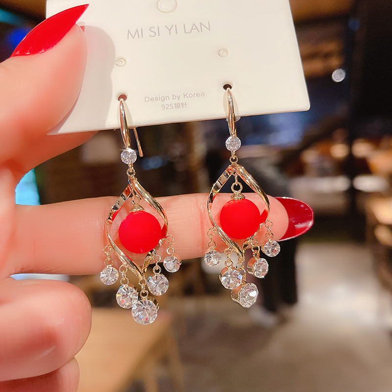 Temperament Net Red burrito Beauty tears Pearl Earrings 2022 new Chaured New Chinese New Year's ear decoration Winter 100 hitch