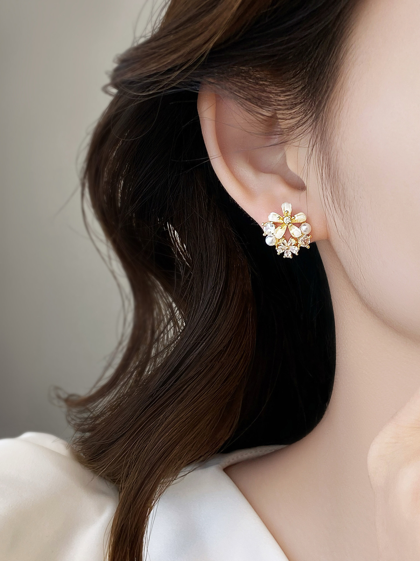 Fresh and Simple Flower Earrings 2026 New Popular Style, High-End, Popular, Feminine, Suitable for Round Faces, Women's Earrings