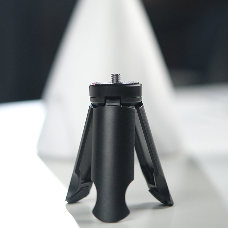 Small tripod pudding light table tripod in a small tripod