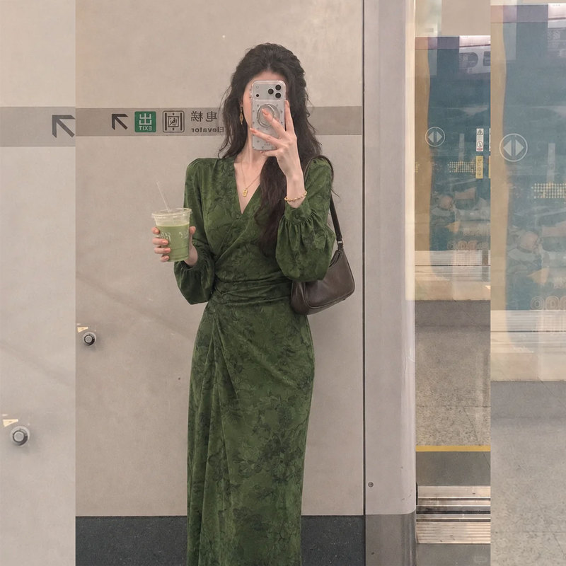 New Chinese-Style Green Jacquard Dress for Women, Autumn New Model, Elegant and Sophisticated V-Neck, Waist-Cinching, Long-Sleeve, Fitted Dress