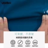 Три -летняя магазин с четырьмя цветными рабочими одеждой мужская и женщина -похожая на эксплуатационные залы для мытья рука -разбрызгивающие руки, с коротки