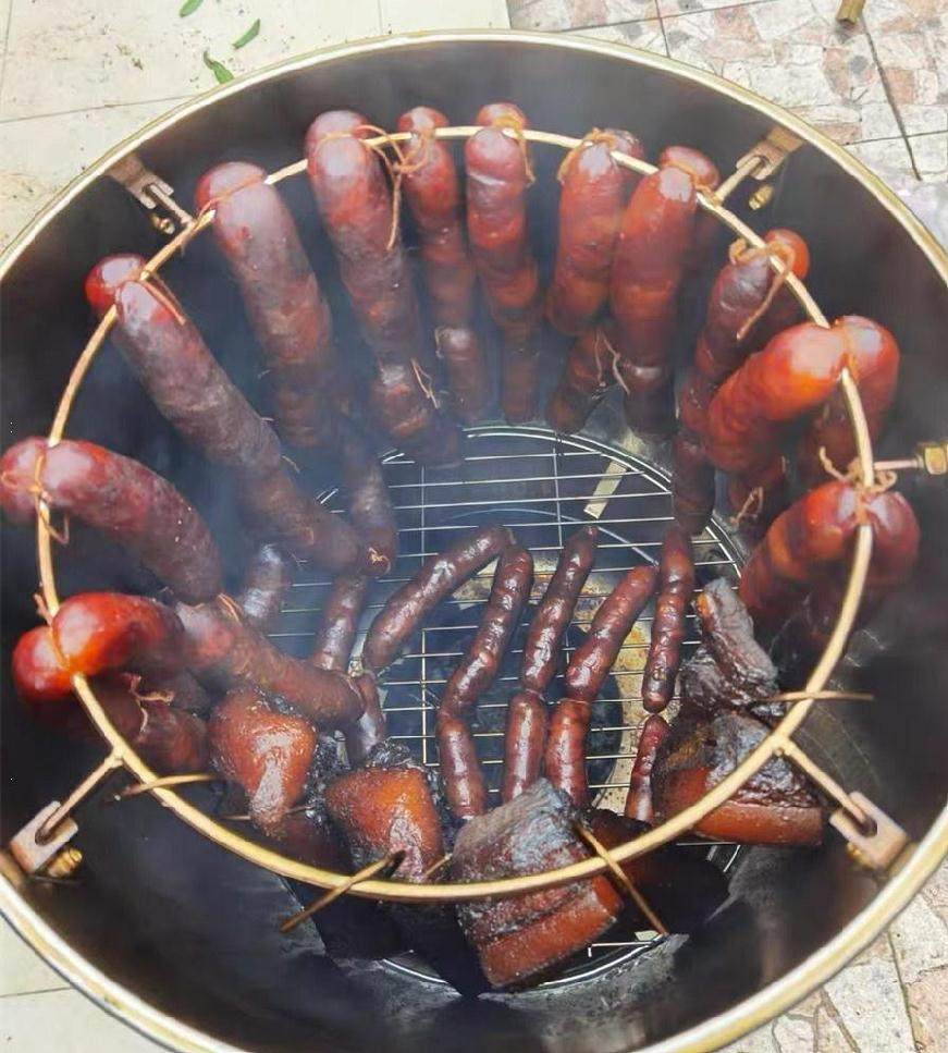 Baking string of homemade casks with simple Ravens for meat roasting with smoked stove sausage outdoor smoked charcoal fire stove burning firewood-Taobao