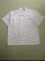 Белые короткие рукава с пластиковыми пуговицами.