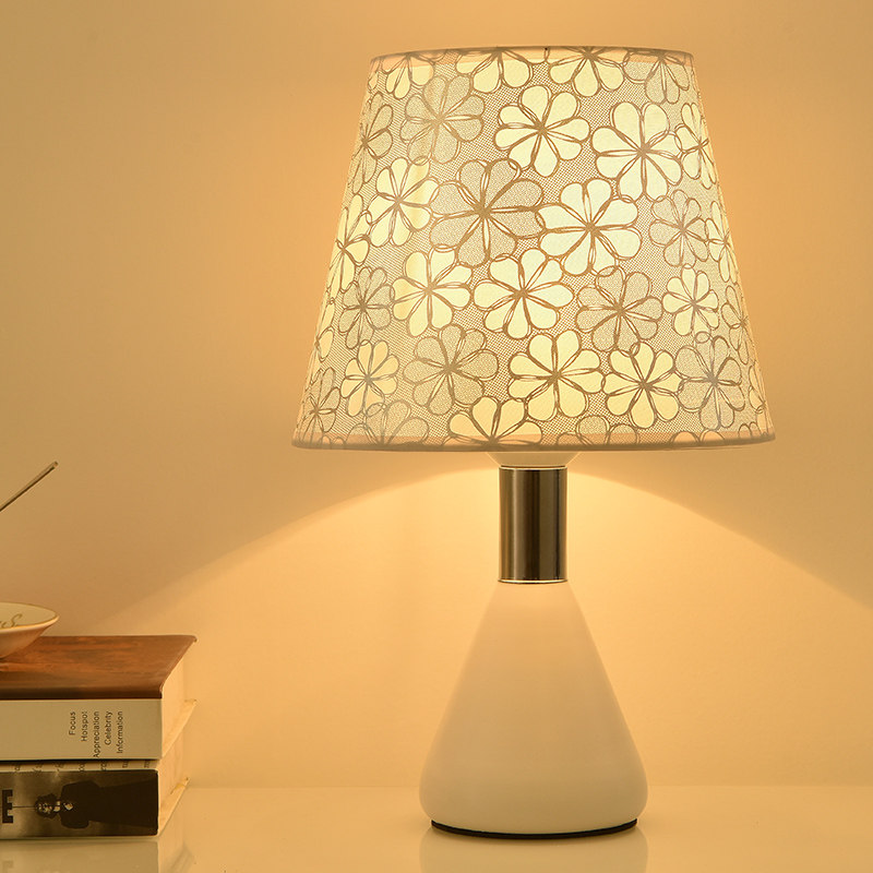 Table lamp Bedroom bedside lamp simple modern personality night light dimmable creative table lamp remote control warm light feeding lamp