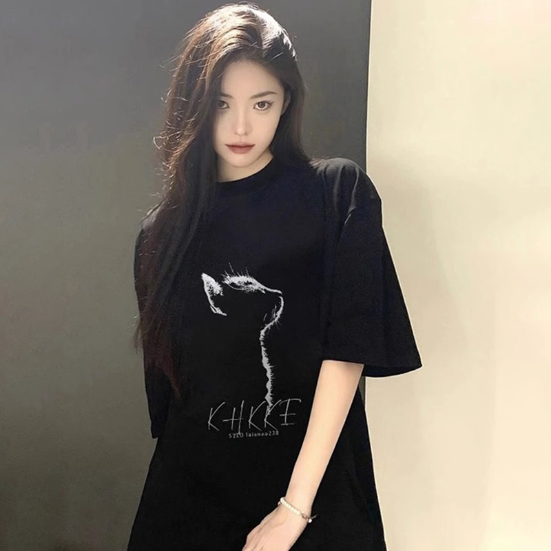 Black American Retro Letter Print Oversized Short-Sleeve T-Shirt for Women with Cartoon Cat Design, New Summer Style, Loose and Versatile Top, Trendy Black American Retro Letter Print Oversized Short-Sleeve T-Shirt for Women with Cartoon Cat Design, New Summer Style, Loose and Versatile Top, Trendy