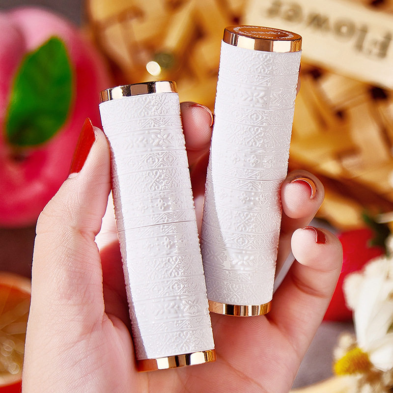 LINNSZ Lin makeup-moisturizing and moisturizing the lip balm.