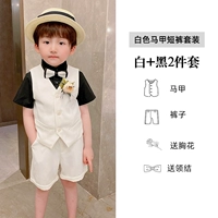 Белый жилет, шорты, галстук-бабочка на лацкан