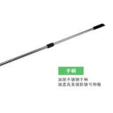 Распространение зеленого сушеного травы и железного грабли, чтобы поставить сельскохозяйственные инструменты для больших небольших скалолазных листьев и мертвых листьев, захватывая сельские улицы