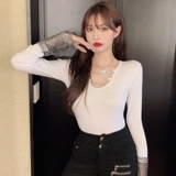 Небольшой дизайнерский приталенный лонгслив, приятная телу футболка, осенний, в обтяжку, тренд сезона, V-образный вырез