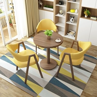 Ярко-желтый стол, 3 стула, 60 столешниц.