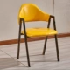 Желтый стул трапециевидной формы