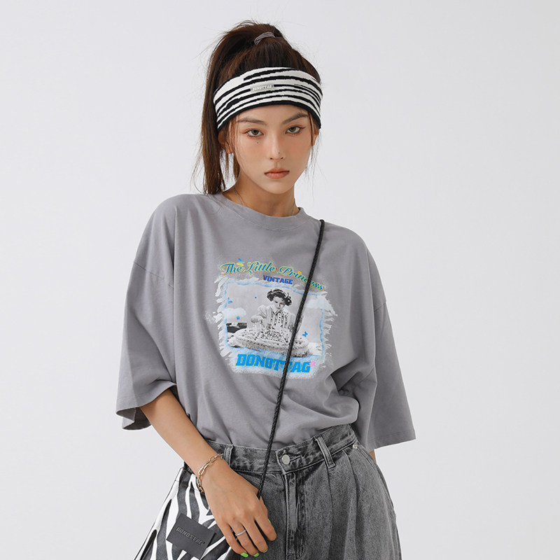 DNT Han Huo Huo Who is not yet a little princess it pays tribute to the classic movie summer print short-sleeved crewneck T-shirt