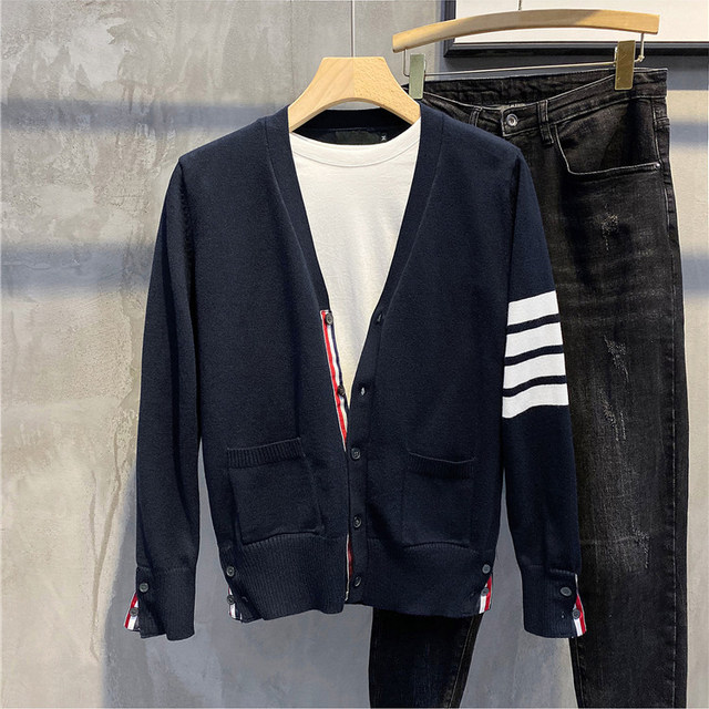 tb cardigan sweater ຜູ້ຊາຍກະທັດຮັດຂອງພາກຮຽນ spring ແລະດູໃບໄມ້ລົ່ນຍີ່ຫໍ້ trendy 2022 ຄູ່ຜົວເມຍໃຫມ່ V-neck sweater jacket ຜູ້ຊາຍ