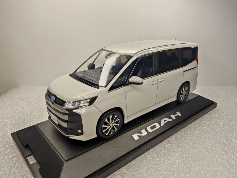 Japanese Version 1/30 Toyota Noah Mpv Alloy Car Model, No Doors Openable Japanese Version 1/30 Toyota Noah Mpv Alloy Car Model, No Doors Openable