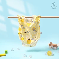 Желтая клубника с бабочкой