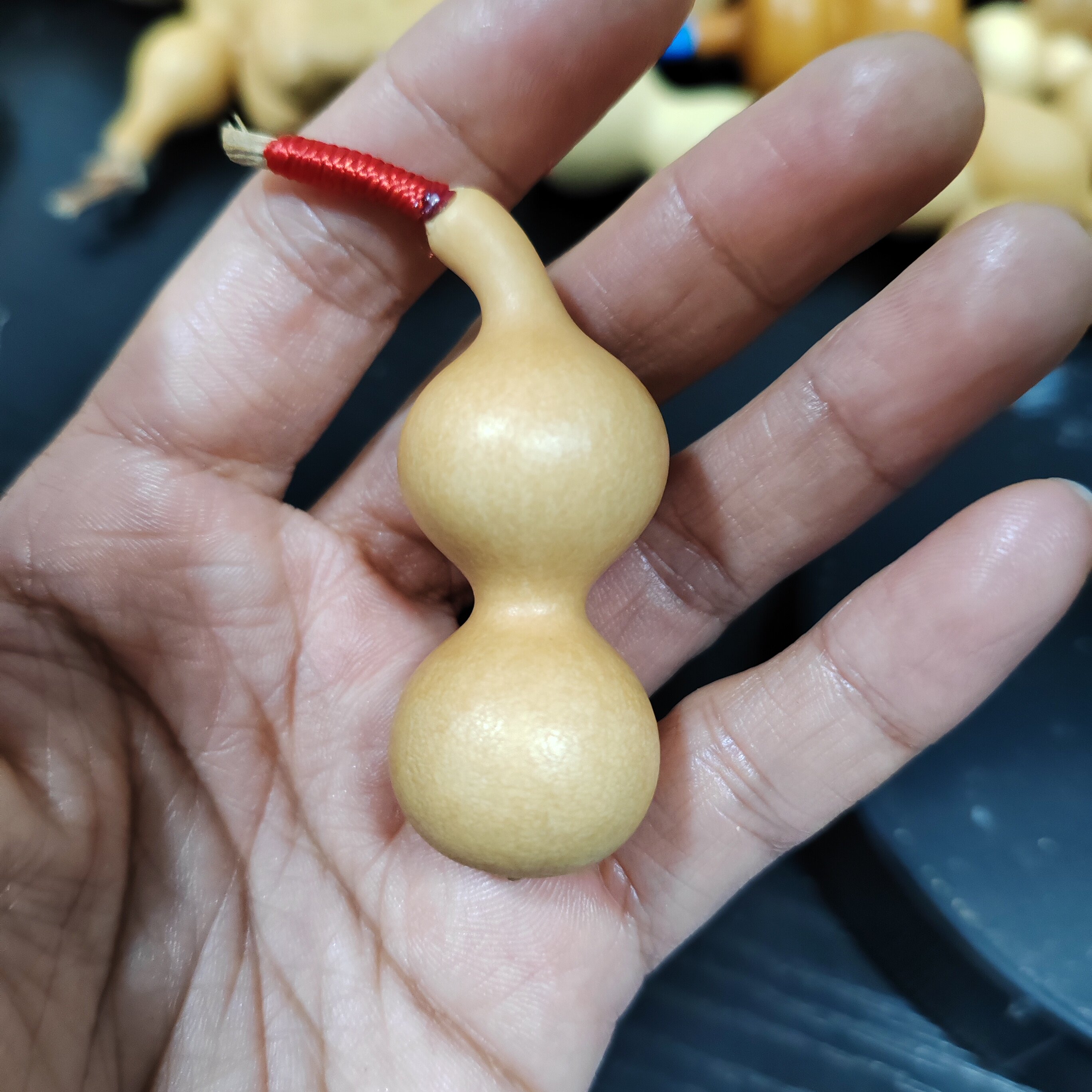 天津風の逆さの「福八宝」（縁起の良い八つの宝）の置物。サイズは5.9cmで、指に巻き付けられるほど柔らかい。