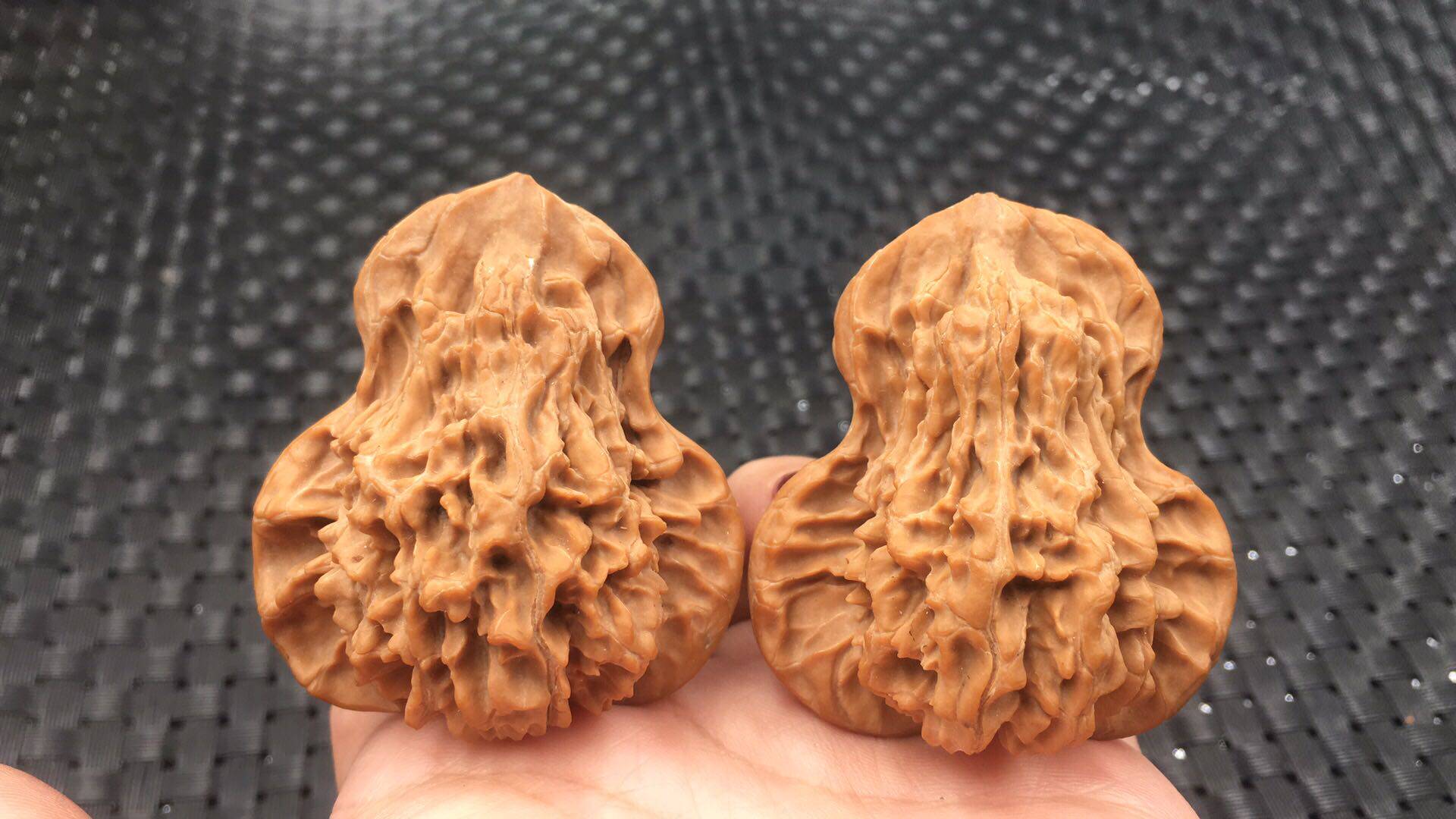 Walnut Li Lai water hemp walnut boutique three-edged four-edged grinding plate apple orchard water dragon pattern big thick tendon wild niche