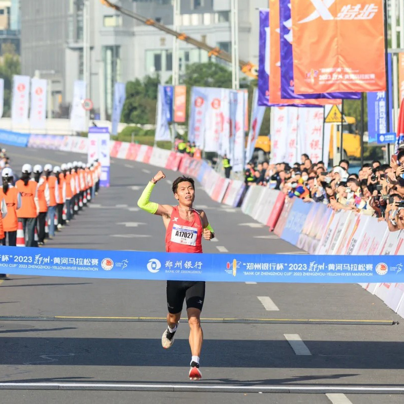 マラソンのゴールライン 市街地レーススタート 運動会 学校 幼稚園 親子ランニング大会 ゴールライン