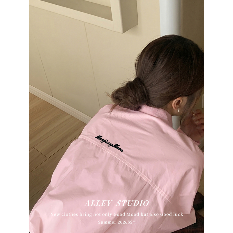 Beautiful and Stylish Letter-Embroidered Pink Shirt for Women, Spring and Summer Design, Polo Collar, Sun-Protective Thin Jacket Beautiful and Stylish Letter-Embroidered Pink Shirt for Women, Spring and Summer Design, Polo Collar, Sun-Protective Thin Jacket